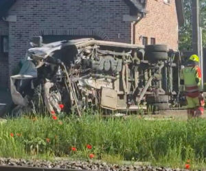 Tragedia na przejeździe kolejowym. Pociąg uderzył w szkolny autobus, nie żyją 4 osoby