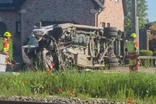 Tragedia na przejeździe kolejowym. Pociąg uderzył w szkolny autobus, nie żyją 4 osoby