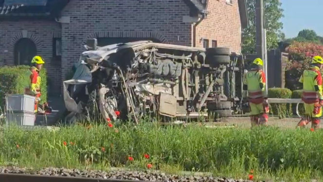Koszmar na przejeździe kolejowym. Pociąg huknął w autobus z dziećmi! Są ofiary śmiertelne!