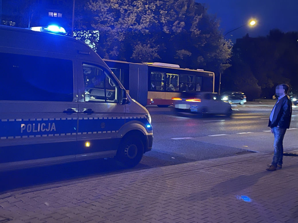 Miejski autobus potrącił pieszą na Gocławiu. Poszkodowana trafiła do szpitala