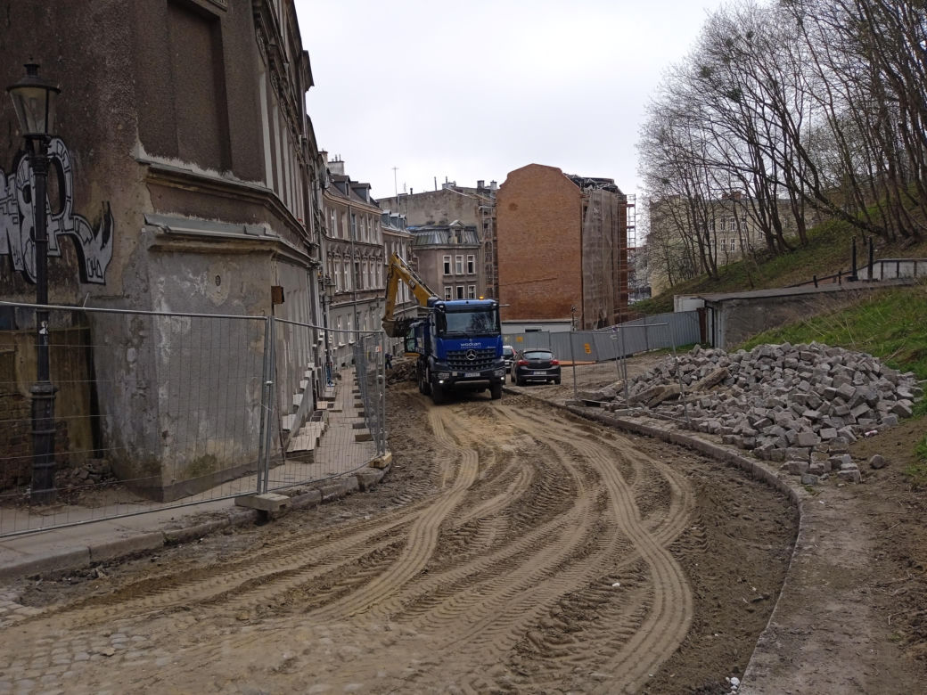 Tak zmieniła się Biskupia Górka. Zrewitalizowano kamienice. Zdjęcia przed i po 
