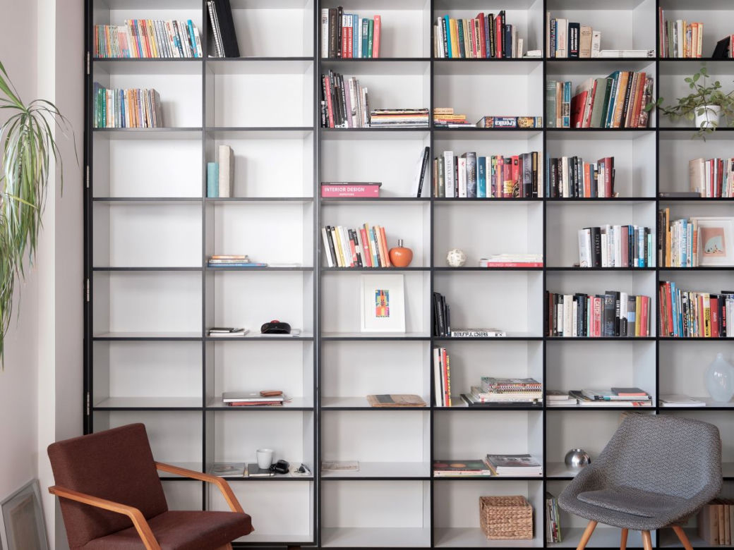 Wnętrze z domową biblioteczką