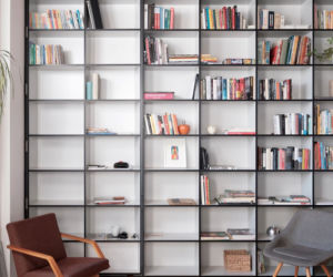 Wnętrze z domową biblioteczką