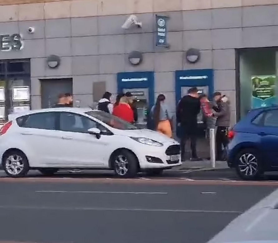 Pieniądze lecą z bankomatów! Tłumy i szał, wielka awaria systemu