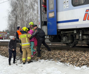 Pociąg i auto są w ogniu! Horror na przejeździe kolejowym pod Warszawą