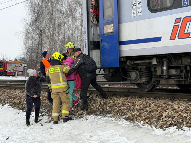 Pociąg i auto są w ogniu! Horror na przejeździe kolejowym pod Warszawą