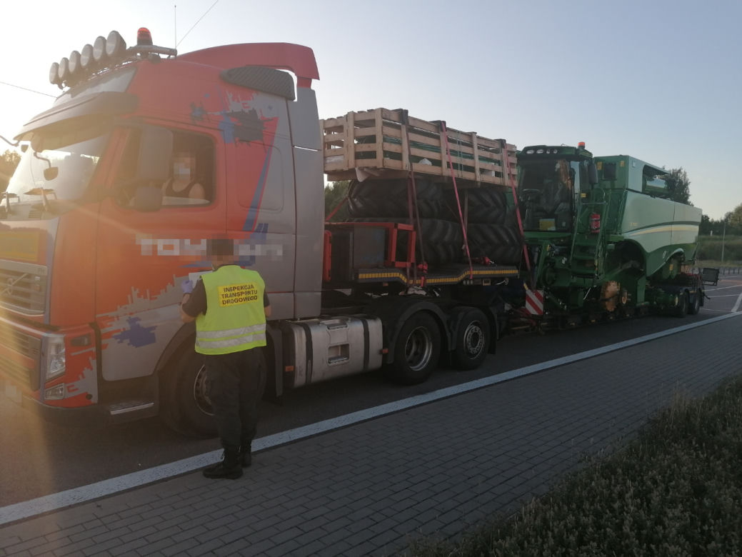 12 mandatów za nieprawidłowy przewóz kombajnu