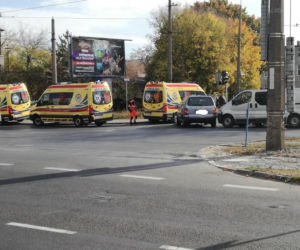 Kolizja osobówki z samochodem konwojowym policji