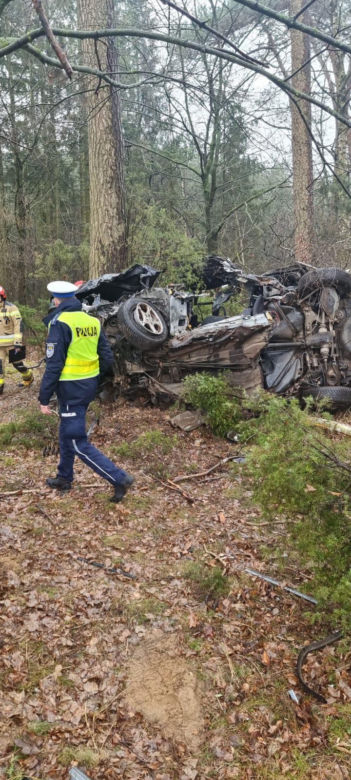 Śmiertelny wypadek 26-latka z Chojnic Jego mercedes całkowicie zmiażdżony