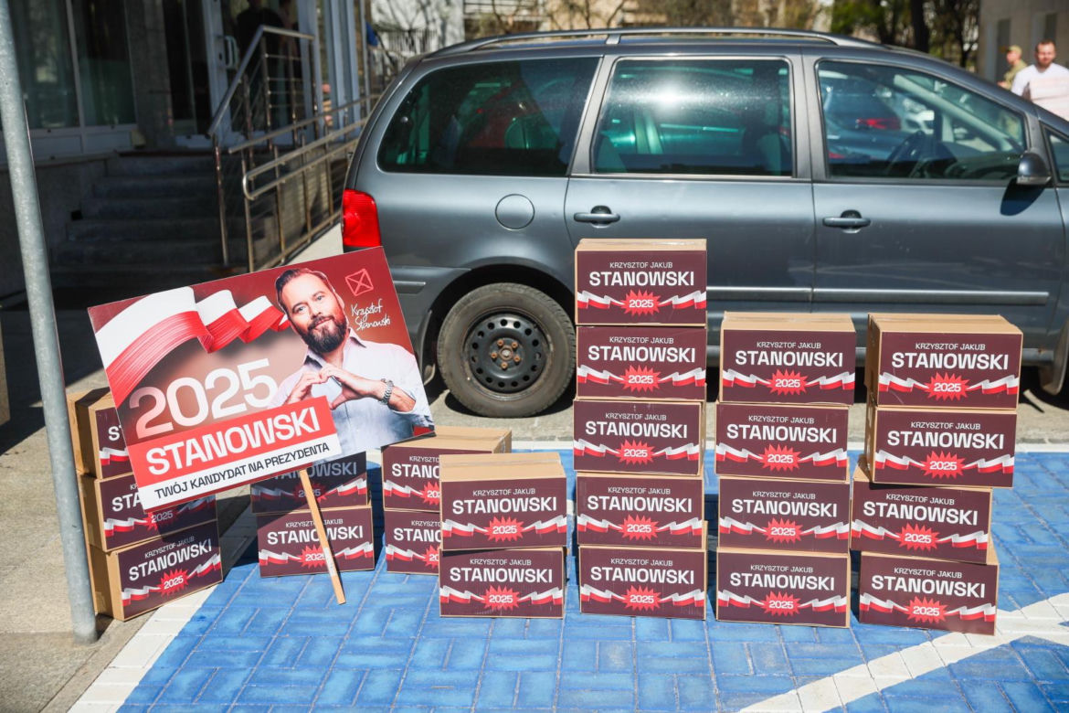 Krzysztof Stanowski składa podpisy pod swoją kandydaturą do PKW Warszawa, 04.04.2025