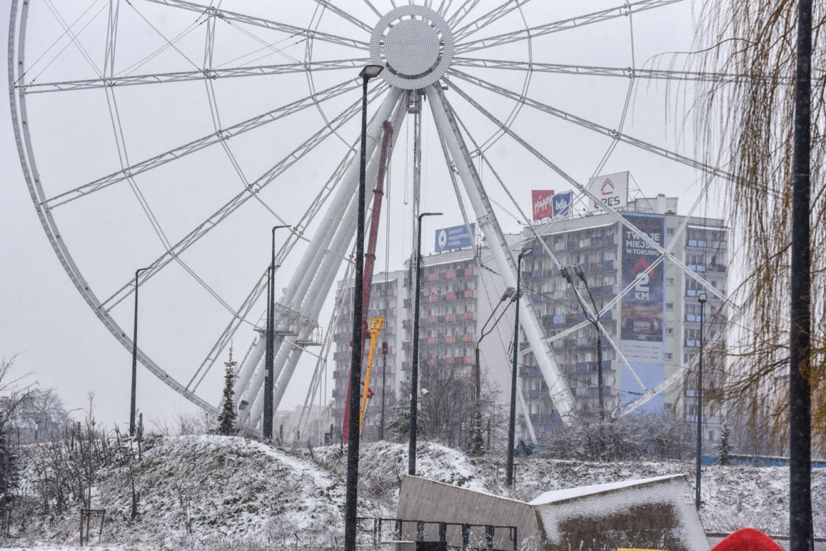Efektowny diabelski młyn w Toruniu.  Tak wygląda Oko Kopernika