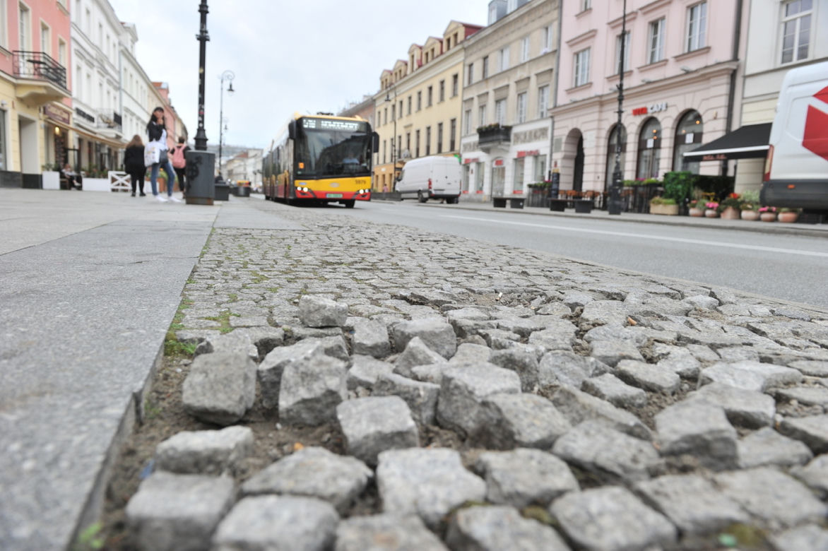 Kawałki Traktu Królewskiego można zabrać do domu. Reprezentatywne ulice stolicy są w opłakanym stanie!