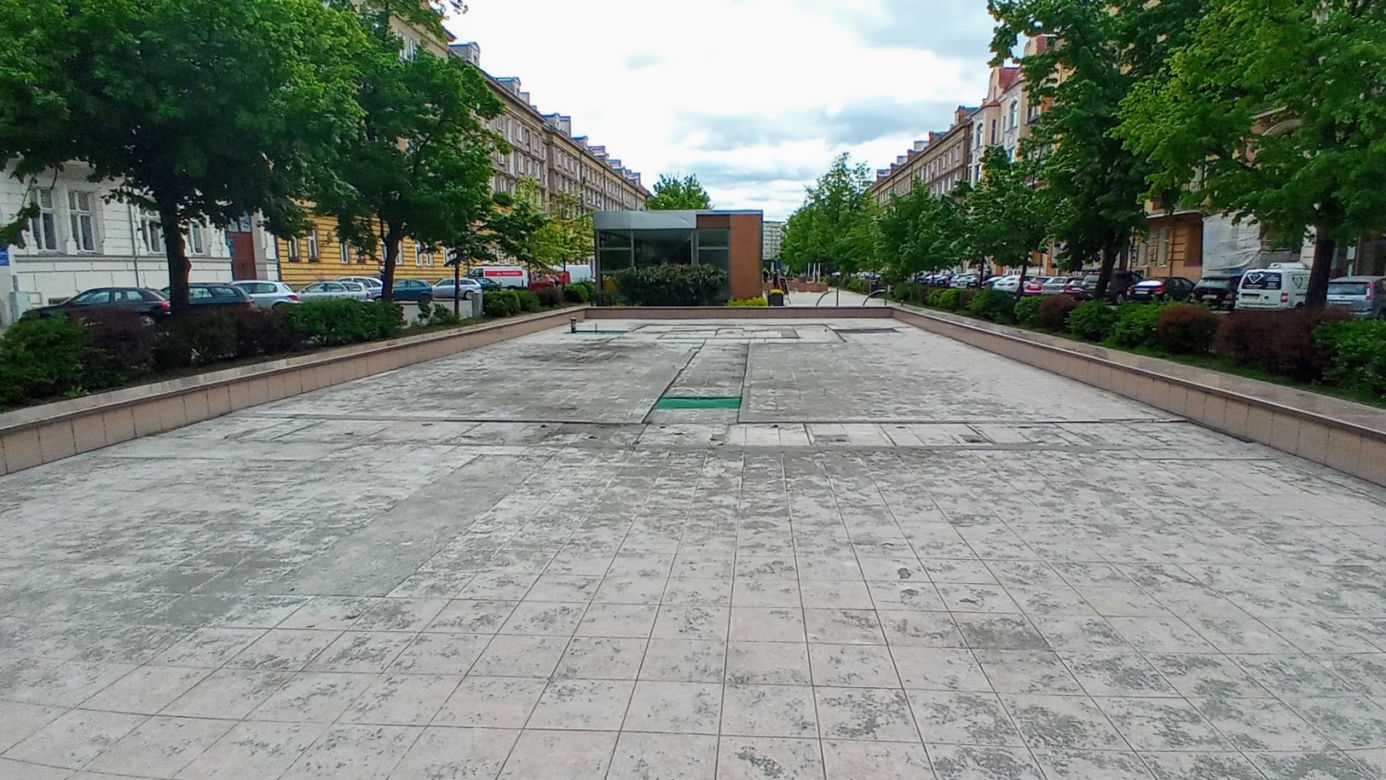 Pusta fontanna w Alei Fontann