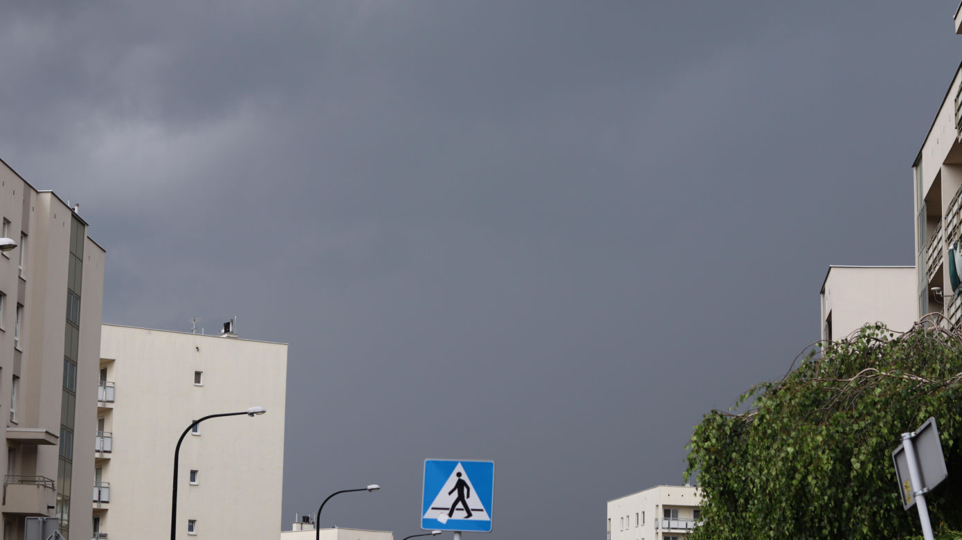 Burza nad Lublinem. Czarne chmury przykryły miasto, słychać grzmoty [GALERIA]
