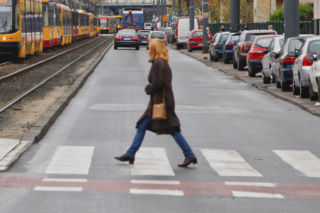 Wjechał w kobietę na pasach. Dziwnie jej pomagał 