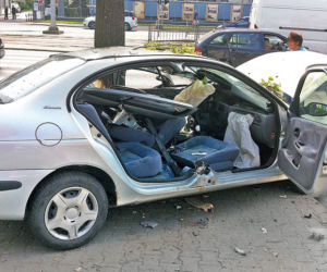 Samochód owinął się na drzewie