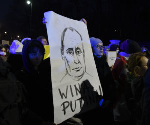 Transparenty na antyrosyjskich protestach