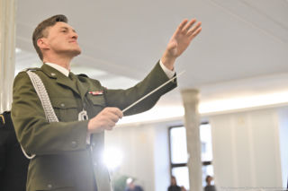 Dyrygent w mundurze skradł show w Sejmie. Niezwykły pokaz