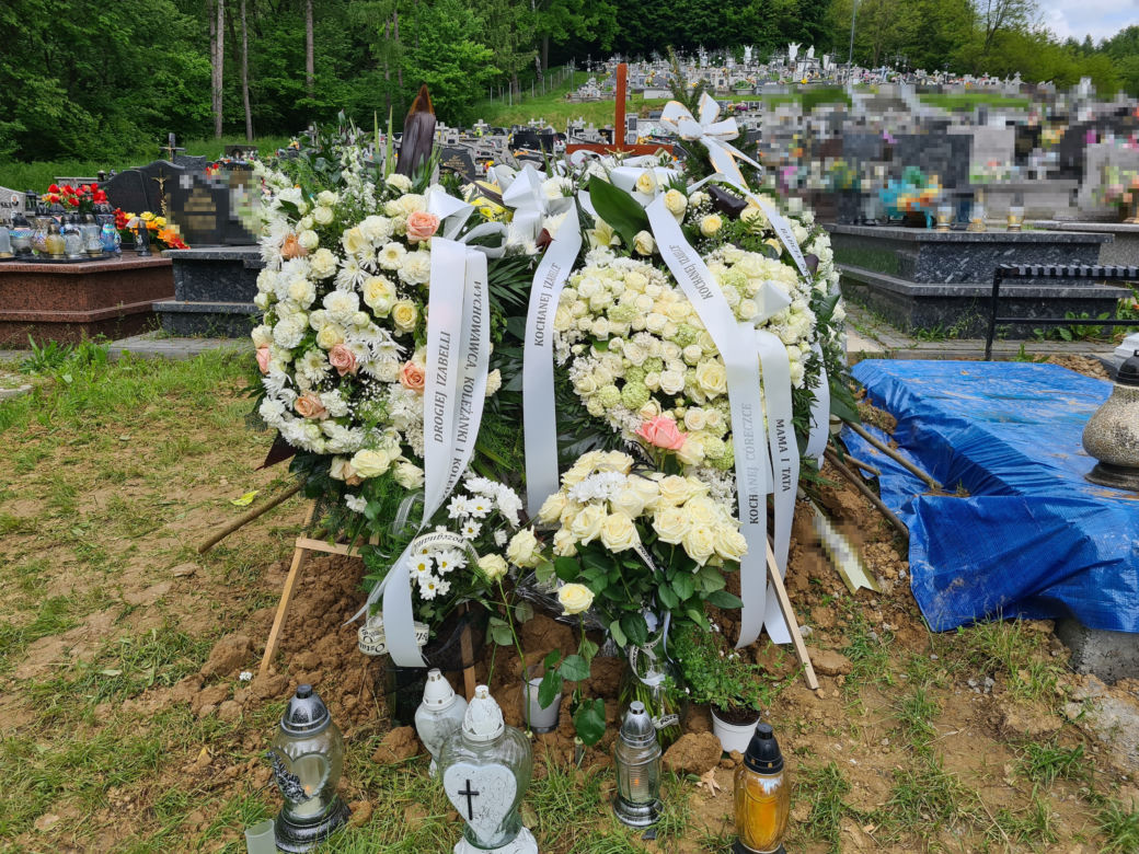 Zaborów. Grób 17-letniej Izabelli, która zginęła, potrącona przez pociąg tonie w kwiatach  [ZDJĘCIA]