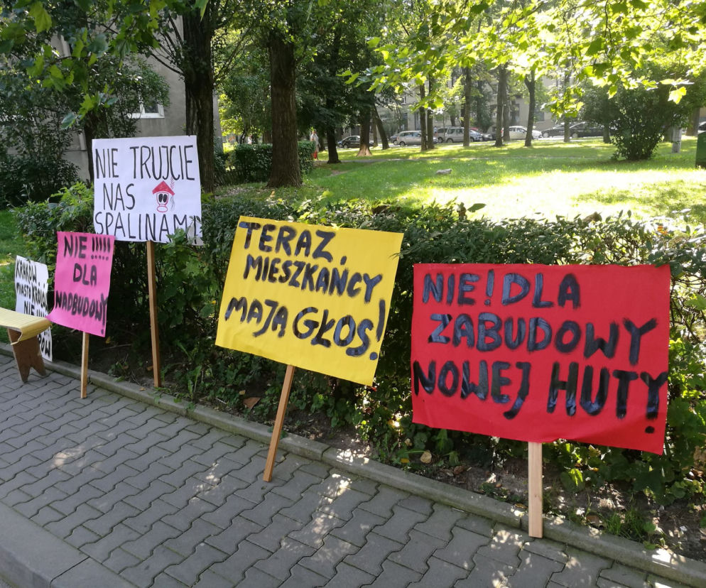 Deweloper ignoruje zakazy urzędników i wjeżdża na osiedla ciężkim sprzętem. Mieszkańcy są oburzeni