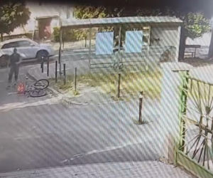 Skopał niepełnosprawnego na przystanku. Policja publikuje wizerunek sprawcy z Wrocławia