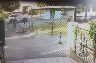 Skopał niepełnosprawnego na przystanku. Policja publikuje wizerunek sprawcy z Wrocławia