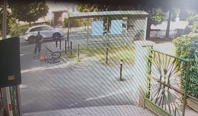 Skopał niepełnosprawnego na przystanku. Policja publikuje wizerunek sprawcy z Wrocławia