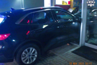 Myślał, że parkuje, a wjechał w budynek stacji paliw