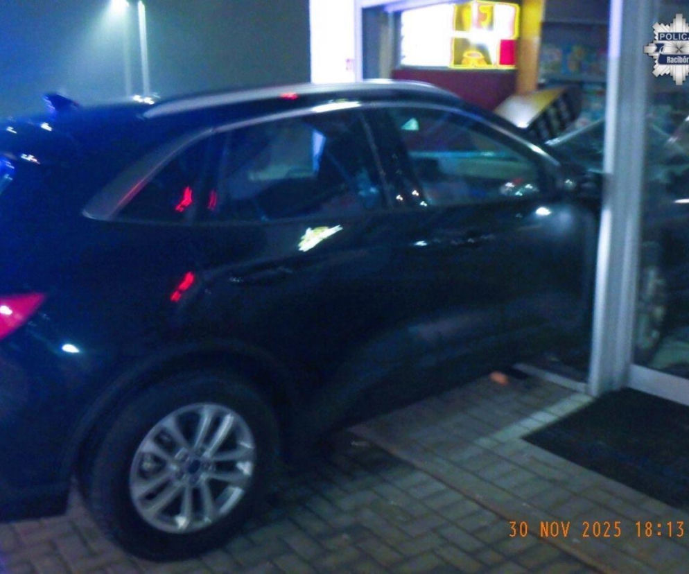 Myślał, że parkuje, a wjechał w budynek stacji paliw