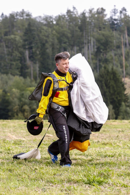 Michał Dworczyk podczas skoku ze spadochronem w Boguszynie