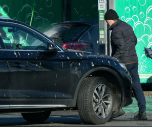 Robert Więckiewicz myje samochód