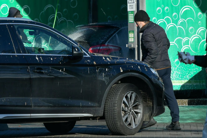 Robert Więckiewicz myje samochód