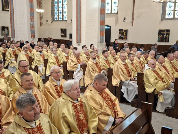 Około 140 księży i zakonników przybyło dziś do katedry koszalińskiej na Mszę Krzyżma
