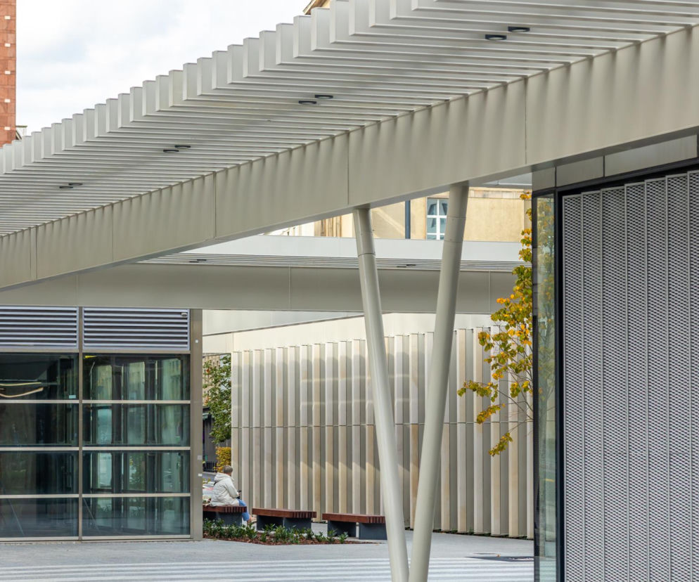 Ażurowa pergola nad wejściami do parkingu na placu Powstańców Warszawy. O nowej zabudowie przeczytasz w Architektura.