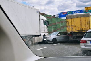 Wypadek na A4 w Katowicach! Osóbówka zderzyła się z dwoma tirami. Ogromne utrudnienia