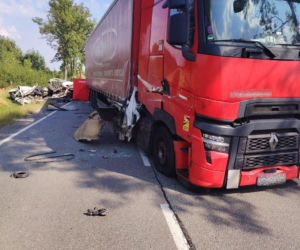Tragiczny wypadek na DK74 w Łagowie. Nie żyje jedna osoba, droga jest całkowicie zablokowana