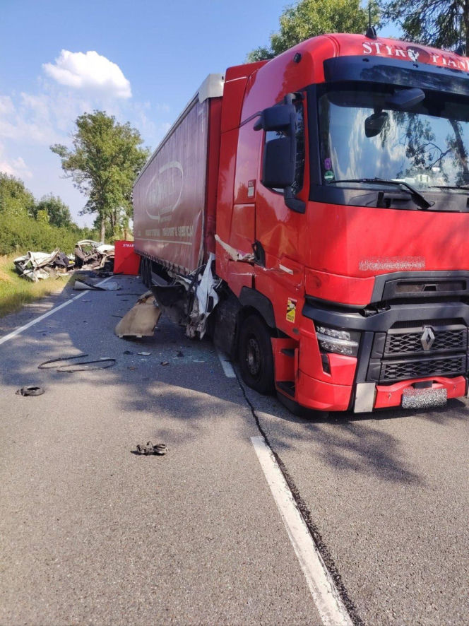 Tragiczny wypadek na DK74 w Łagowie. Nie żyje jedna osoba, droga jest całkowicie zablokowana
