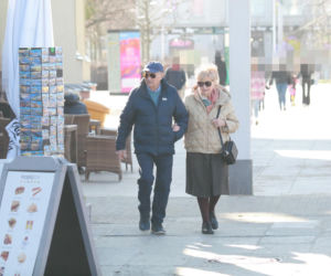 Stefan Friedmann z żoną na spacerze