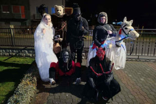 Gwiżdże, czyli kaszubskie kolędowanie. Paneszki w Żelistrzewie ponownie odwiedzą domy!