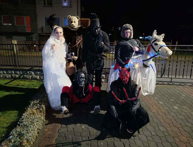 Gwiżdże, czyli kaszubskie kolędowanie. Paneszki w Żelistrzewie ponownie odwiedzą domy!