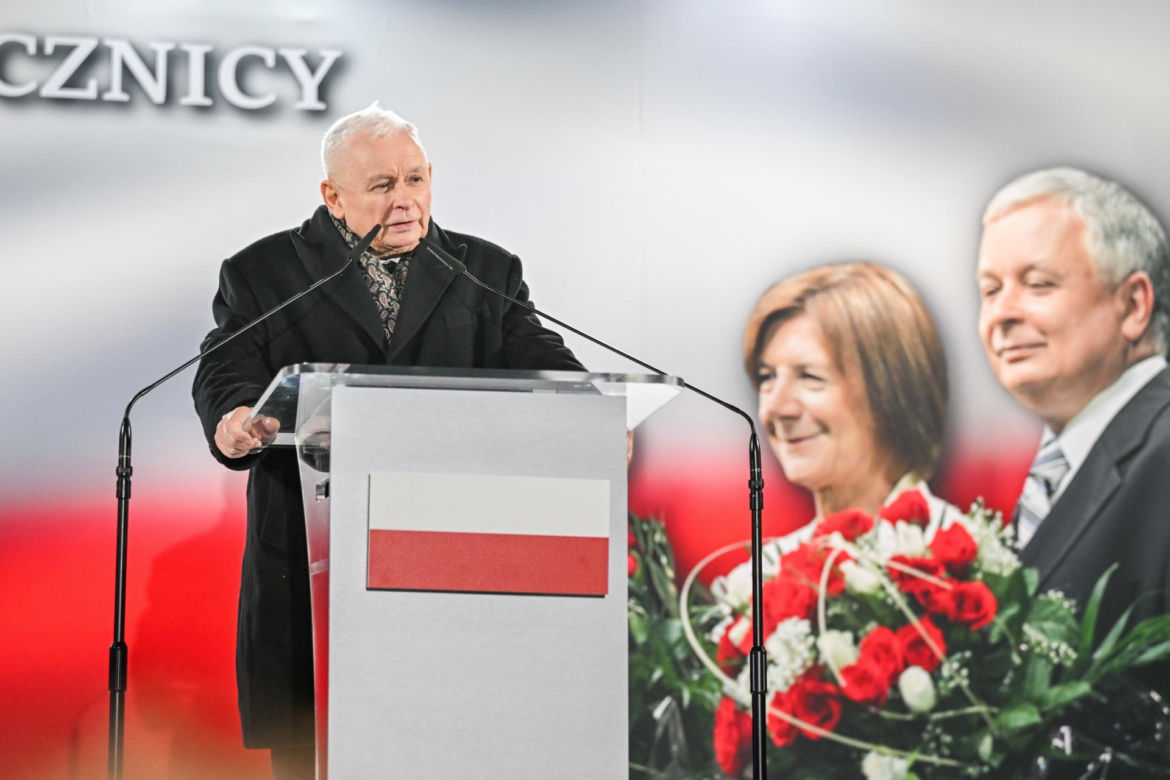 Kaczyński ściśnięty w tłoku pod pomnikiem smoleńskim