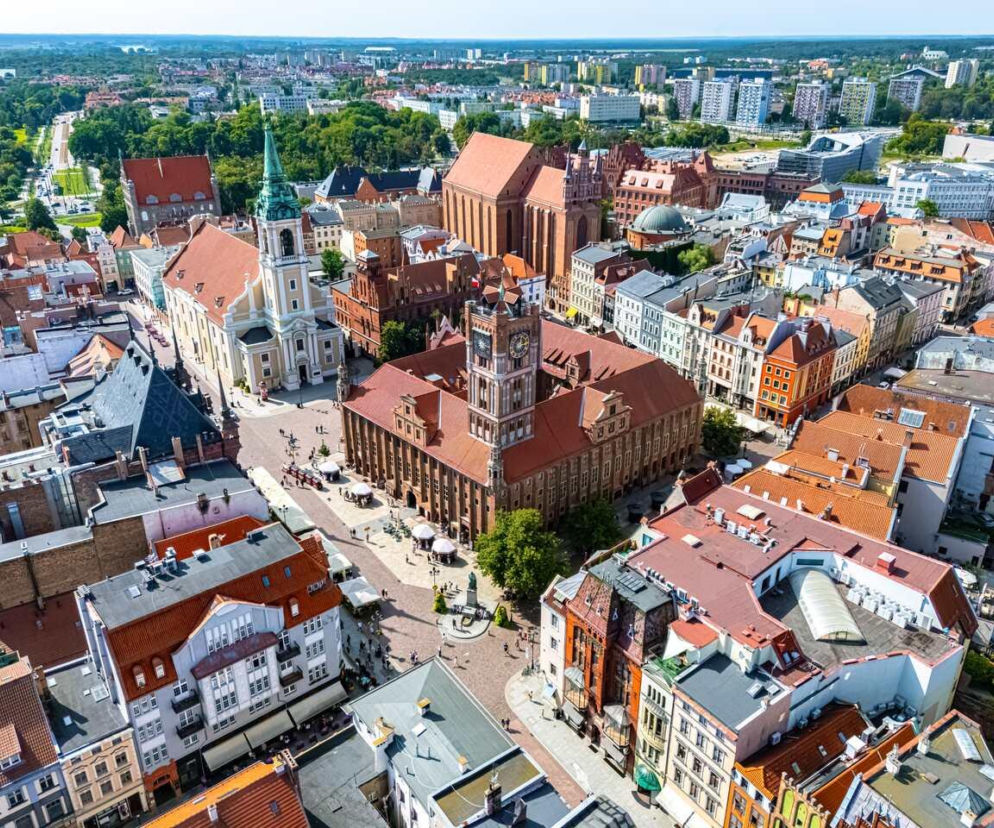 Panorama Torunia z widokiem na Ratusz Staromiejski i zabytkowe kamienice. O festiwalu ToruńCAMERIMAGE przeczytasz na SE.