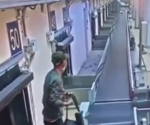 Spóźnił się na samolot do Rzeszowa. Wszedł na taśmę bagażową jak Bruce Willis