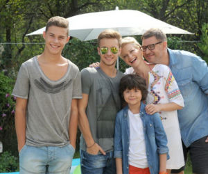 Rodzinka.pl 7 sezon. Kuba (Adam Zdrójkowski), Tomek (Ludwik (Tomasz Karolak), Natalia (Małgorzata Kożuchowska), Kacper (Mateusz Pawłowski)