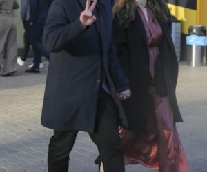 Antoni Królikowski bawi się z córką na śniegu