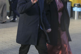 Antoni Królikowski bawi się z córką na śniegu