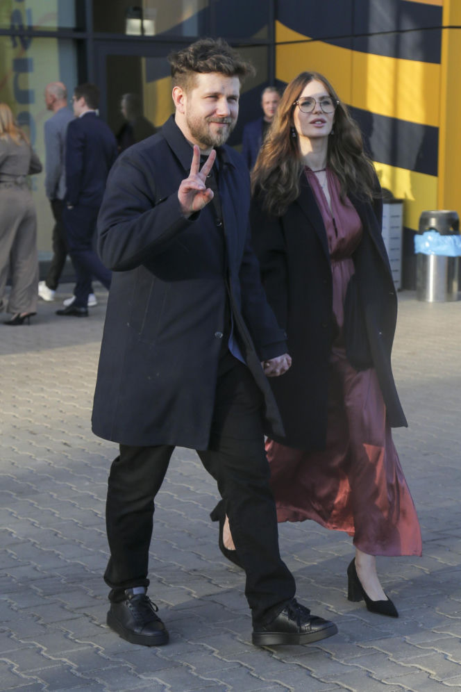 Antoni Królikowski bawi się z córką na śniegu