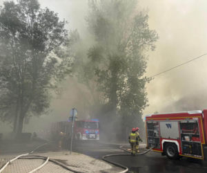Ugaszanie pożaru złomowiska w Chorzowie