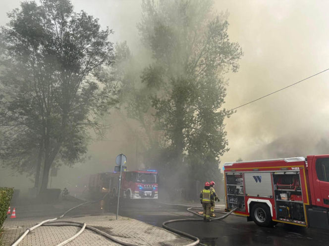 Ugaszanie pożaru złomowiska w Chorzowie