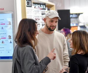 Od męża aktorki do influencera? Maciej Pela robi furorę na imprezie w centrum Warszawy